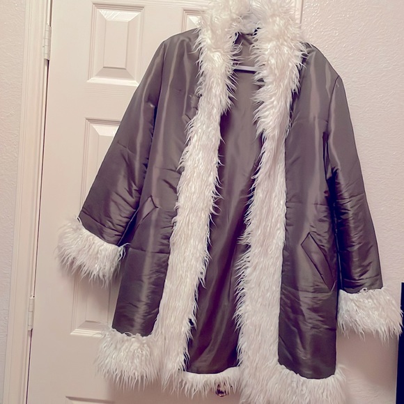 Beautiful Olive Green coat . Vintage style , cool , classic . - Picture 1 of 5